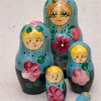 farverige-rosa-roser-gult-hår-træ-babushka-dukker-russiske-matryoshkadukker-delbare